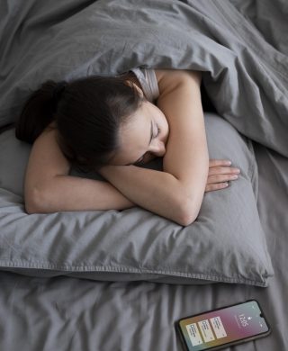 medium-shot-woman-sleeping-with-phone